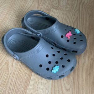 Crocs Grey Classic Clogs With Charms Women’s 7 Men’s 5